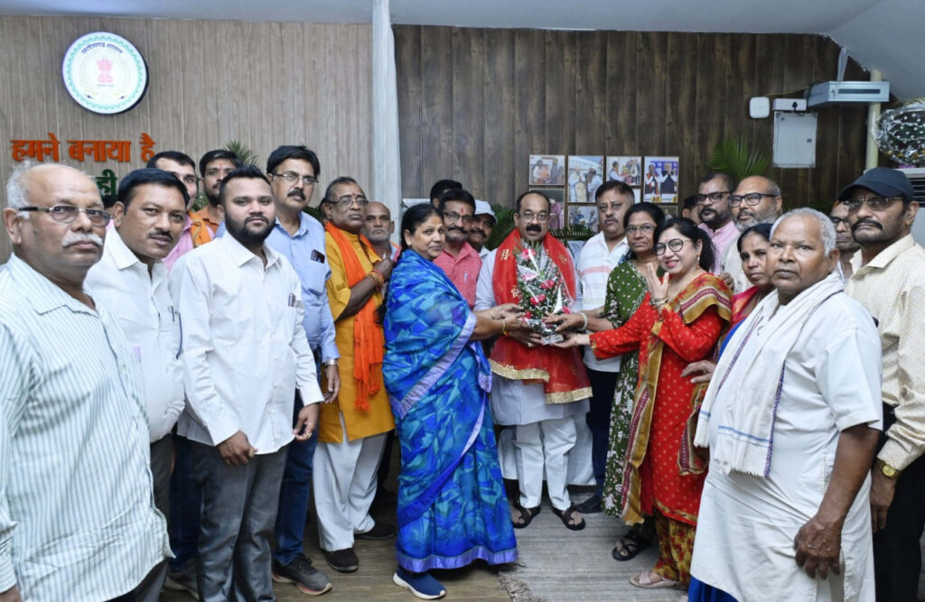 रायपुर : अधिकारियों-कर्मचारियों को वर्षों से लंबित ग्रेच्युटी राशि का भुगतान