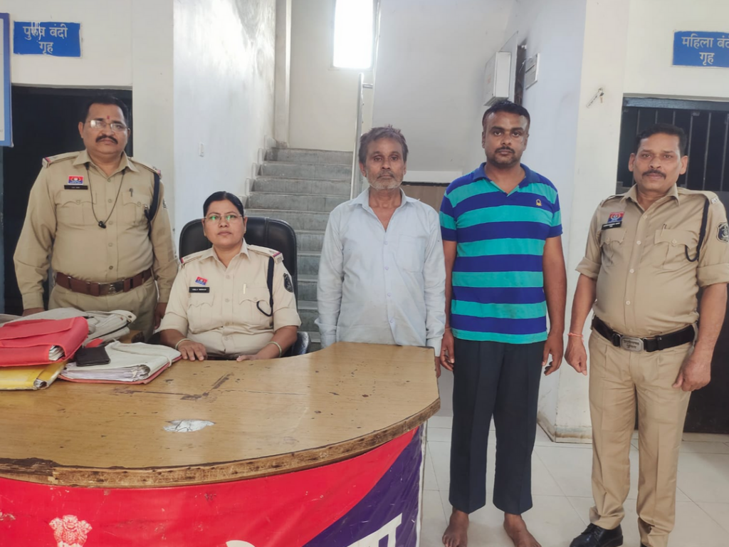 युवक ने अपनी गर्लफ्रेंड को घर मिलने के लिए बुलाया..फिर डरा-धमकाकर चाचा के साथ मिलकर किया दुष्कर्म..दोनों आरोपी भेजे गए जेल..