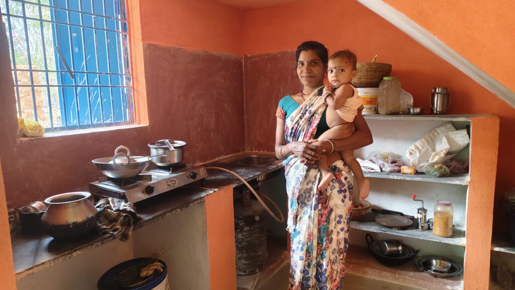 प्रधानमंत्री आवास योजना (ग्रामीण) से राधिका के जीवन में आई नई रोशनी…पक्का आवास बनने से परिवार हुआ खुशहाल…मनरेगा से मिला 90 दिन का रोजगार..