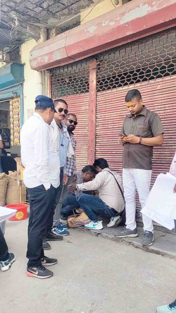 वार्ड क्र. 06 में बकायादार की सम्पत्ति को निगम ने किया सील, उन पर 01 लाख 63 हजार रू.की कर राशि है बकाया