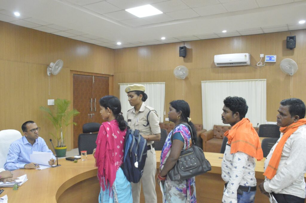 कलेक्टर ने जनदर्शन में सुनी आम नागरिकां की शिकायतें..कुल 120 आवेदन हुए प्राप्त