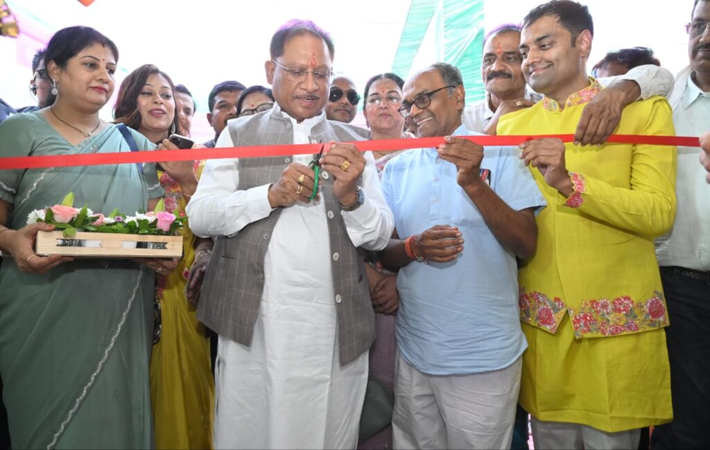 रायपुर : फोटो : मुख्यमंत्री श्री विष्णु देव साय ने आज राजधानी रायपुर के पंडरी में स्वरा प्रतिष्ठान का भव्य शुभारंभ किया