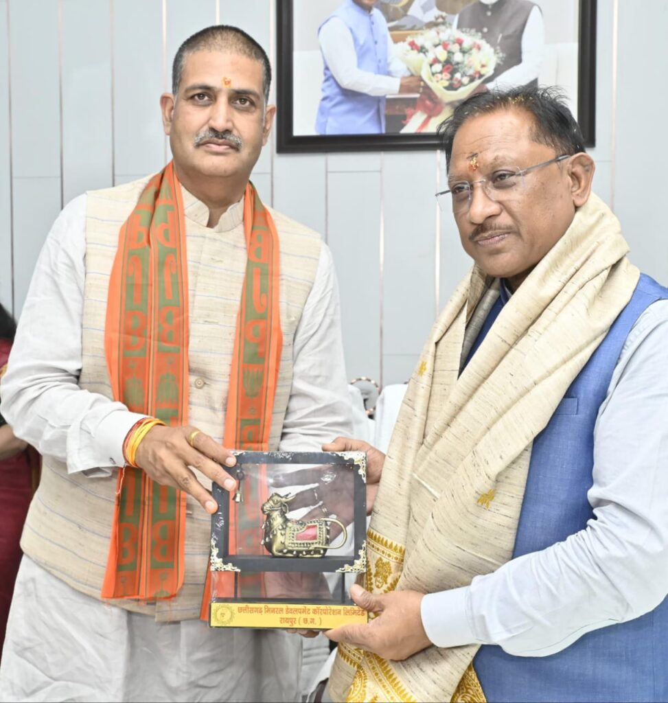 रायपुर : मुख्यमंत्री श्री विष्णु देव साय ने छत्तीसगढ़ खनिज विकास निगम के नवनियुक्त अध्यक्ष श्री सौरभ सिंह को पदभार ग्रहण पर दी बधाई एवं शुभकामनाएं