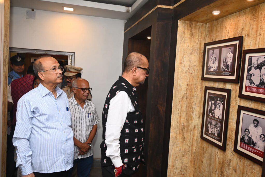 रायपुर : संबलपुर में राज्यपाल ने किया लक्ष्मीकांत बेजबरुआ के साहित्य का अवलोकन, दी श्रद्धांजलि