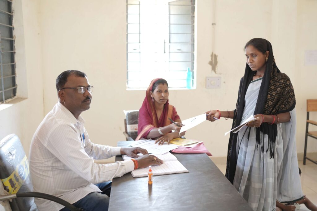 सुशासन तिहारः अपनी मांगों व समस्याओं के निराकरण हेतु आमजन है पूरी तरह आशान्वित…स्वस्फूर्त शिविर में पहुंच कर उत्साह से कर रहे आवेदन…