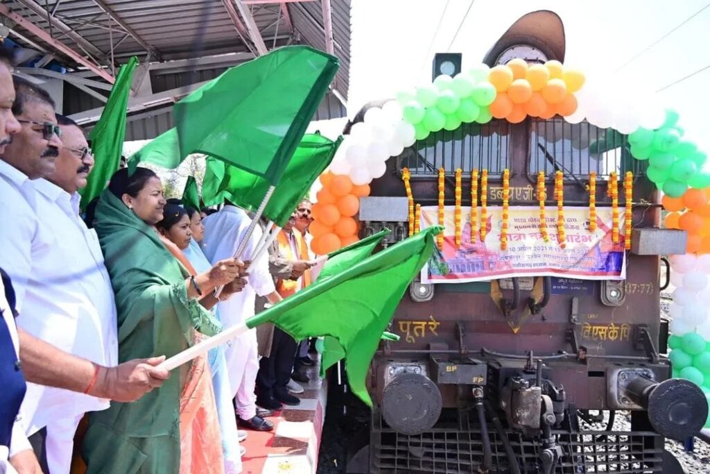 रायपुर : मुख्यमंत्री तीर्थ दर्शन योजना : मंत्री श्रीमती लक्ष्मी राजवाड़े ने हरी झंडी दिखाकर विशेष ट्रेन को किया रवाना