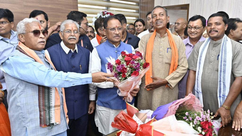 रायपुर : मुख्यमंत्री छत्तीसगढ़ भवन एवं अन्य सन्निर्माण कर्मकार कल्याण मंडल के नवनियुक्त अध्यक्ष डॉ. रामप्रताप सिंह के पदभार ग्रहण समारोह में हुए शामिल