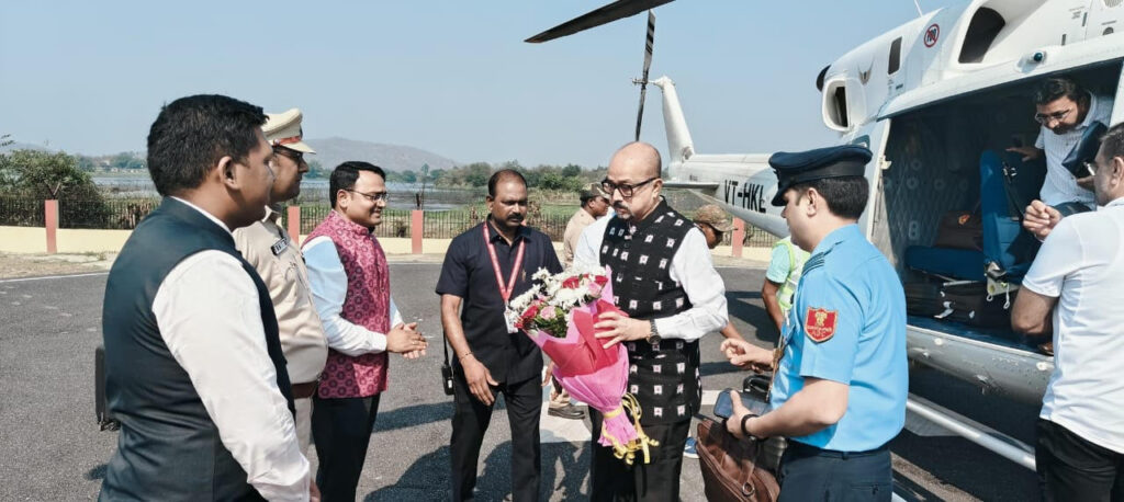 रायपुर : राज्यपाल श्री डेका का संबलपुर पहुंचने पर आत्मीय स्वागत