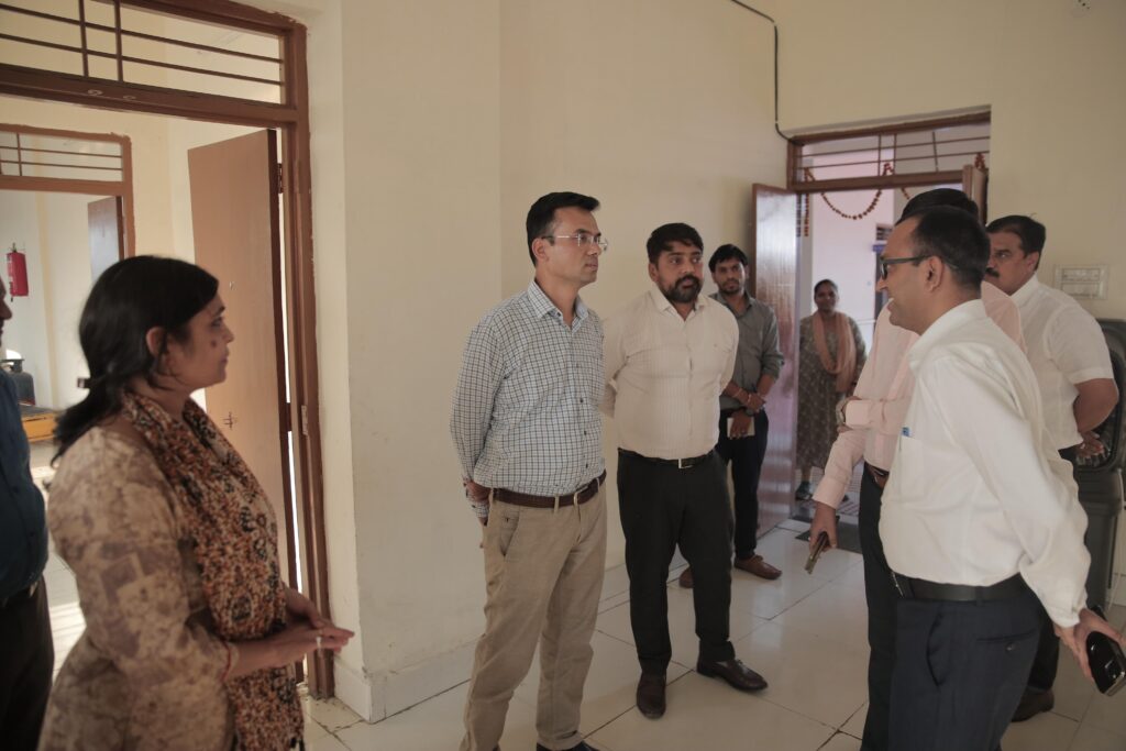 आकांक्षी जिला प्रभारी संयुक्त सचिव श्री नीरज बंसोड़ ने दिव्यांग आवासीय विद्यालय का किया निरीक्षण,