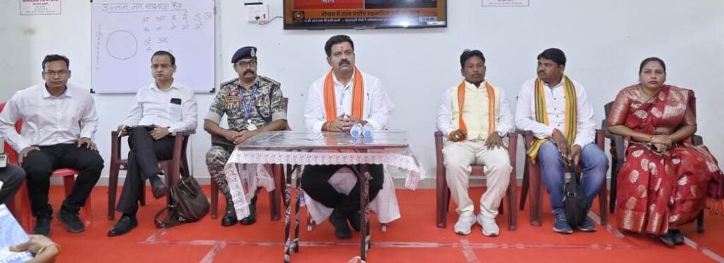 रायपुर : उपमुख्यमंत्री श्री शर्मा ने सुकमा में आत्मसमर्पित नक्सलियों से की चर्चा: राज्य शासन की समस्त योजनाओं के लाभ दिलाने के दिए निर्देश