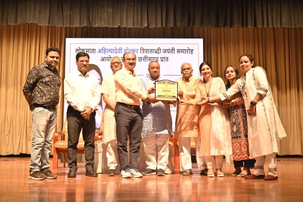 लोकमाता के कृतित्व को जनमानस तक पहुँचाने के लिए श्री अग्रसेन कन्या महाविद्यालय को किया गया सम्मानित …