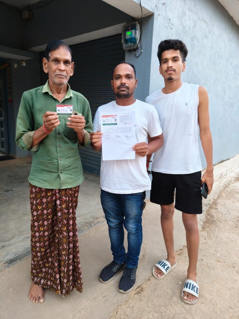 सुशासन तिहार 2025:: साय सरकार की संवेदनशील पहल…महज 24 घंटे के भीतर श्री मनोहर सिंह पटेल को हाथ में मिला आयुष्मान कार्ड