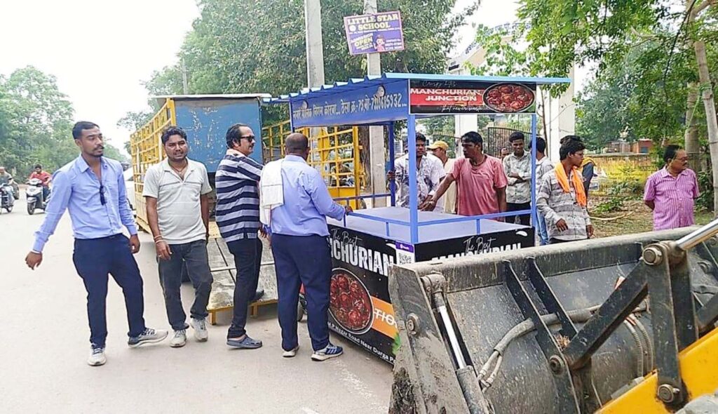 महाराणा प्रतापनगर मुख्य मार्ग से निगम ने पुनः हटाया अतिक्रमण…अतिक्रमणकारियों को दी कड़ी हिदायत, न करें अतिक्रमण..