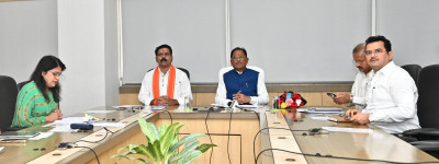 रायपुर : मुख्यमंत्री श्री विष्णु देव साय ने आत्मसमर्पित नक्सलियों और नक्सल हिंसा से पीड़ितों को जारी की प्रधानमंत्री आवास योजना की पहली किस्त