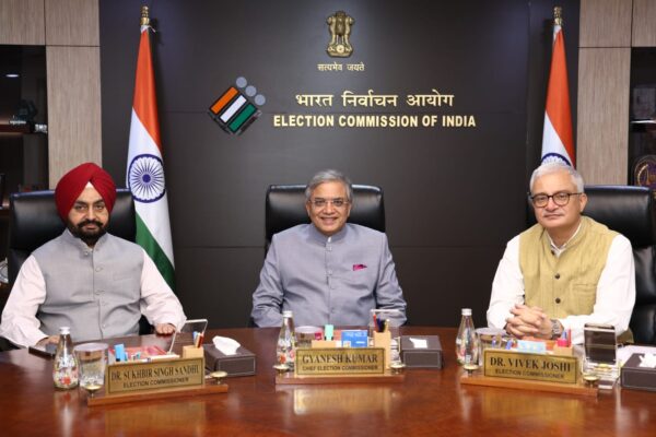 मुख्य निर्वाचन आयुक्त एवं निर्वाचन आयुक्तगण ने आप के राष्ट्रीय संयोजक से की मुलाकात..