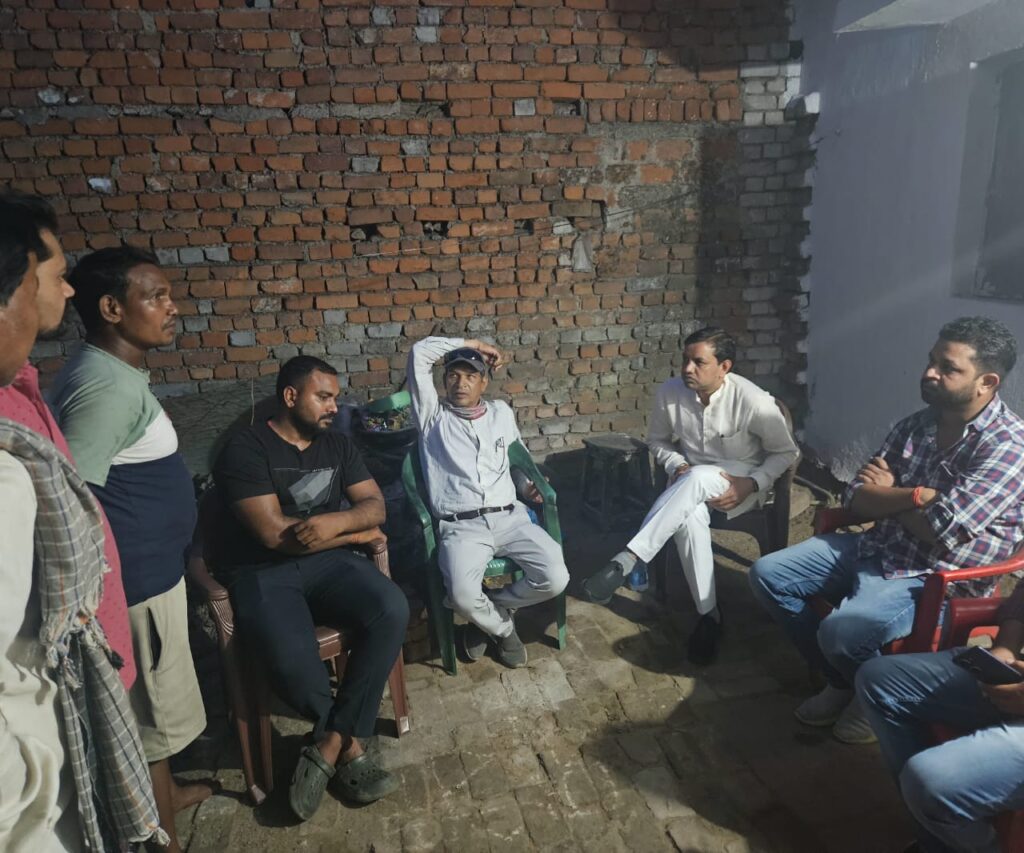 पार्षद एवं भाजयुमो जिला महामंत्री नरेंद्र देवांगन ने बैल के हमले से हुए हादसे में मृत व्यक्ति के परिजनों से की मुलाकात… आर्थिक मदद की घोषणा की साथ ही नगर निगम को उचित कार्यवाही हेतु दिए निर्देश…