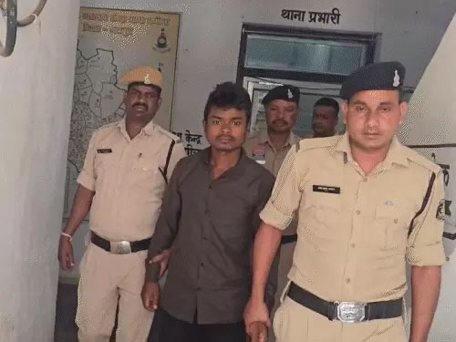 युवती की मौत की गुत्थी सुलझी: युवती की शादी कहीं और तय हो जाने से नाराज प्रेमी ने पहले गला दबाकर हत्या की और फिर शव को पेड़ से लटकाया..शुरुआती जांच में डॉक्टर ने बताया था सुसाइड..बीएमओ को कारण बताओ नोटिस जारी..