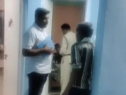 पॉश कॉलोनी में रेलवे कर्मचारी के फ्लैट से पुराने मोबाइल, बैट्री, ताले, सिम, लड़की के बाल, यूज्ड कंडोम सहित भारी मात्रा में आपत्तिजनक सामान मिले