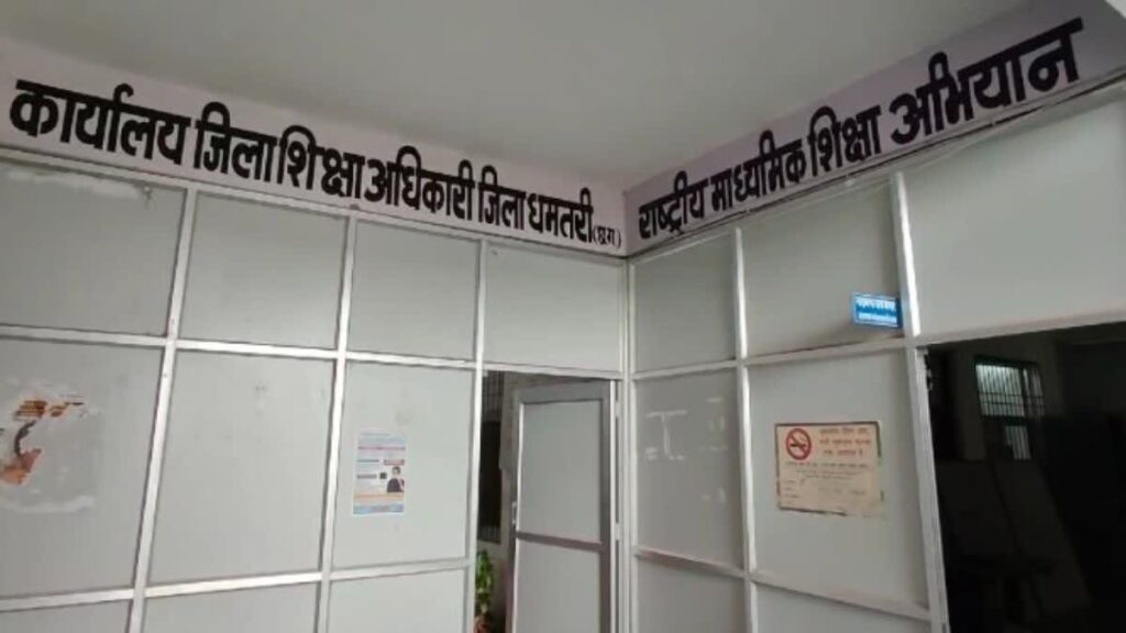स्कूल में सोती, मोबाइल चलाती और बच्चों को पीटती थी सरकारी स्कूल की शिक्षिका, शिक्षा विभाग ने किया निलंबत
