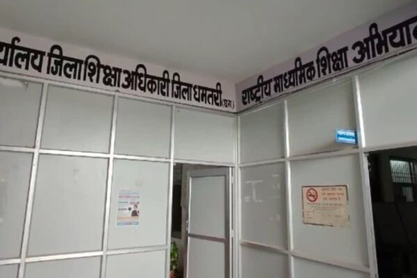 स्कूल में सोती, मोबाइल चलाती और बच्चों को पीटती थी सरकारी स्कूल की शिक्षिका, शिक्षा विभाग ने किया निलंबत