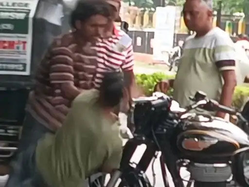 कलेक्ट्रेट कार्यालय के सामने बाइक और स्कूटी की टक्कर के बाद हुआ विवाद… एक-दूसरे पर आरोप लगाते दोनों पक्षों में हुई मारपीट…