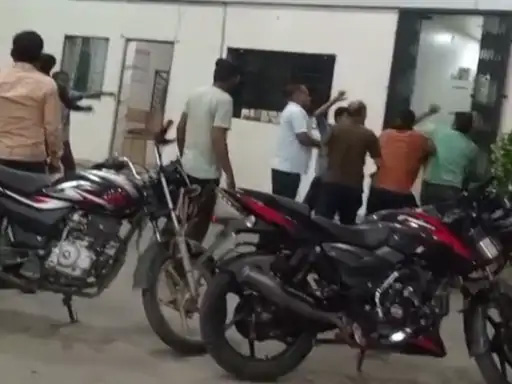 पेट्रोल पंप कर्मचारियों ने 150 रुपए की जगह दिया 100 रुपए का पेट्रोल…विरोध करने पर युवक की जमकर पिटाई..मारपीट का वीडियो आया सामने..