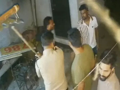 पुलिसवालों पर नशे में मारपीट का आरोप: शादी की सालगिरह के दिन युवक का हाथ तोड़ा..जबकि उसके मामा के हाथ, दोस्तों के पैर और पसलियों में चोटें आई…
