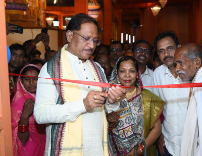 रायपुर : मुख्यमंत्री ने दोकड़ा में पीएम आवास योजना के हितग्राही संतु चक्रेस को चाबी देकर गृह प्रवेश कराया