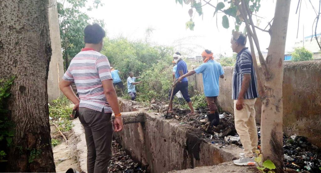 निगम द्वारा विशेष अभियान चलाकर 71 किलोमीटर लंबे 40 बडे़ नालों व अन्य छोटे नालों का किया जा रहा सफाई कार्य….