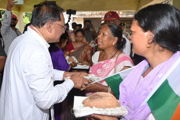 रायपुर : मुख्यमंत्री ने तिरंगा यात्रा के अवसर पर शहीदों के परिजनों को शाल और श्रीफल भेंटकर सम्मानित किया