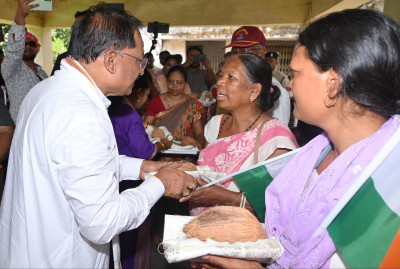 रायपुर : मुख्यमंत्री ने तिरंगा यात्रा के अवसर पर शहीदों के परिजनों को शाल और श्रीफल भेंटकर सम्मानित किया