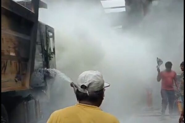 वेल्डिंग के दौरान ट्रेलर का डीजल टैंक फटा, वाहन में लगी भीषण आग..वेल्डिंग कर रहा कर्मचारी गंभीर रूप से झुलसा