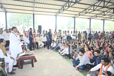 रायपुर : मुख्यमंत्री की चौपाल: कांकेर जिले के मांदरी गांव में उतरा मुख्यमंत्री का उड़नखटोला
