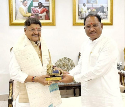 रायपुर : मुख्यमंत्री विष्णुदेव साय से मध्यप्रदेश के कैबिनेट मंत्री श्री कैलाश विजयवर्गीय ने की सौजन्य मुलाकात