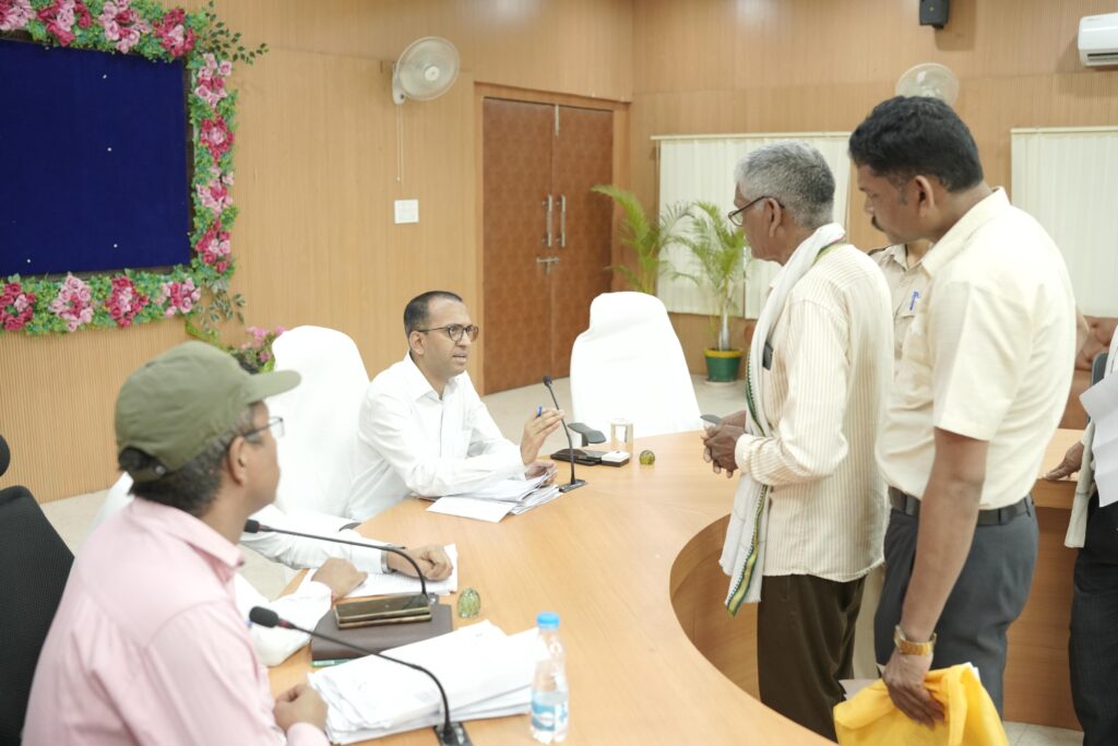 कलेक्टर ने जनदर्शन में सुनी आम नागरिको की समस्याएं