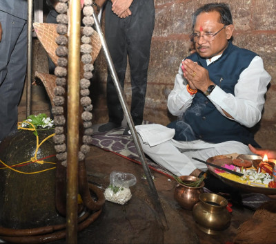 रायपुर : मुख्यमंत्री ने तेरहवीं शताब्दी के प्राचीन शिव व हनुमान मंदिर के किए दर्शन