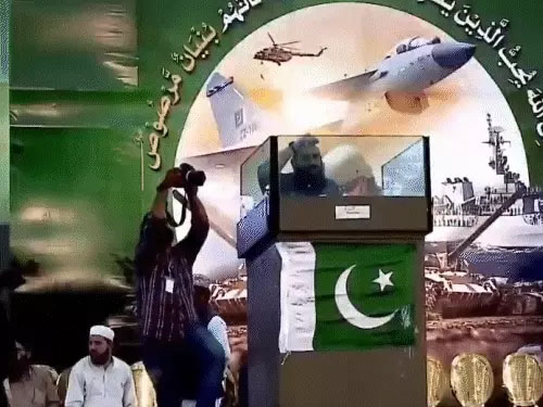पाकिस्तान सेना के समर्थन में जुटे हजारों आतंकी:2 दिन पहले कराची में निकाली रैली; बुलेटप्रूफ ग्लास के पीछे खड़े होकर भारत विरोधी भाषण दिए