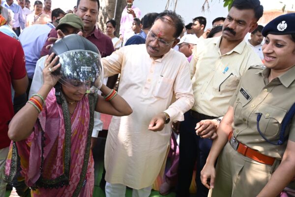 मुख्यमंत्री श्री विष्णु देव साय ने चौपाल में अपने हाथों से दो युवाओं को पहनाया हेलमेट