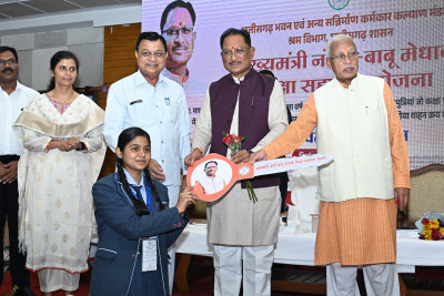 रायपुर : श्रमिक परिवारों के सशक्तिकरण और उत्थान के लिए समर्पित है हमारी सरकार : मुख्यमंत्री विष्णु देव साय