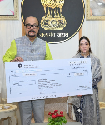 रायपुर : राज्यपाल श्री डेका ने पहलगाम आतंकी हमले में जान गंवाने वाले स्वर्गीय श्री अग्रवाल के परिजनों को दी सहायता राशि