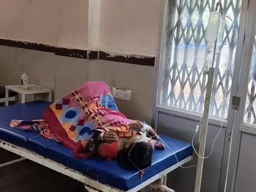 युवक ने पहले तो अपनी गर्भवती पत्नी और 3 बच्चों को कोल्डड्रिंक में जहर मिलाकर पिलाया, फिर खुद भी पी लिया… तीनों बच्चों की मौत..पति-पत्नी की हालत गंभीर..पारिवारिक विवाद और अफेयर के शक में वारदात की आशंका…