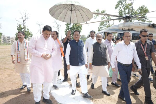 मुख्यमंत्री श्री विष्णु देव साय का कोरबा पुलिस लाइन हेलीपेड पर जनप्रतिनिधियों ने किया आत्मीय स्वागत