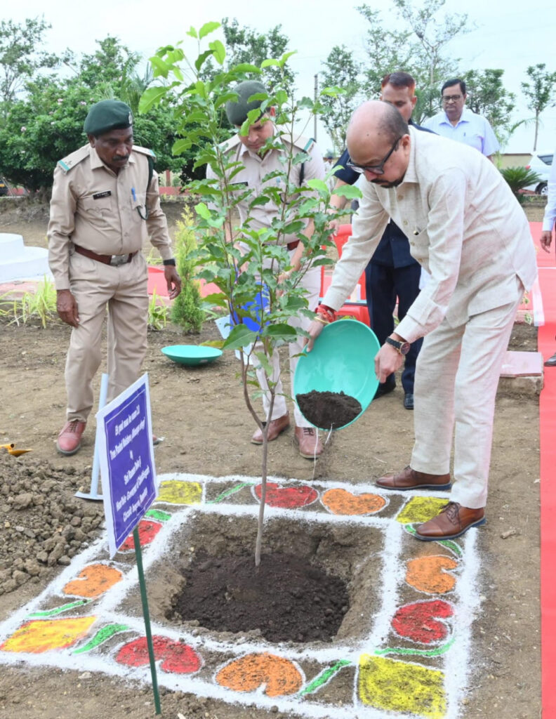 राज्यपाल श्री रमेन डेका ने ‘एक पेड़ माँ के नाम‘ अभियान के तहत किया वृक्षारोपण