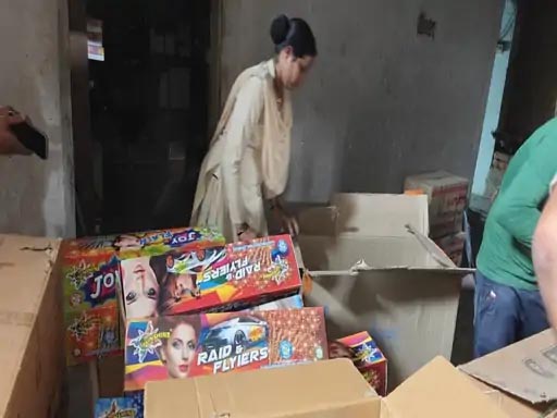 रिहायशी इलाके से 4 लाख रुपए के पटाखे जब्त; जनरल स्टोर मे पटाखों के भंडारण की सूचना पर पुलिस ने की छापेमारी…