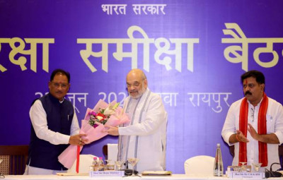 रायपुर : केन्द्रीय गृह एवं सहकारिता मंत्री श्री अमित शाह ने रायपुर में नक्सलवाद पर छत्तीसगढ़, आंध्र प्रदेश, तेलंगाना, मध्य प्रदेश, महाराष्ट्र, झारखंड और ओडिशा के DGP/ADGP एवं वरिष्ठ अधिकारियों के साथ समीक्षा बैठक की अध्यक्षता की