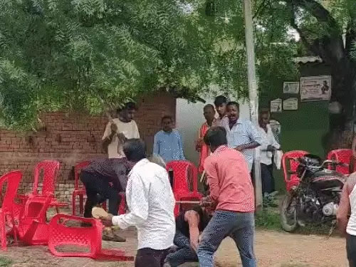 राहगीर की बेरहमी से पिटाई, दशगात्र कार्यक्रम में आए तीन युवकों ने मिलकर कुल्हाड़ी से मारा…साइड मांगने पर हुआ था विवाद…