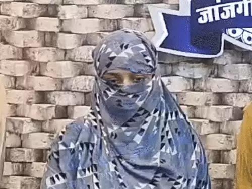 सोशल मीडिया में हुई दोस्ती फिर नंबर एक्सचेंज हुआ…सगाई के 2 दिन पहले व्यापारी को युवती ने हनी-ट्रैप में फंसाया…पिता को फोन कर 17 लाख की मांग की..