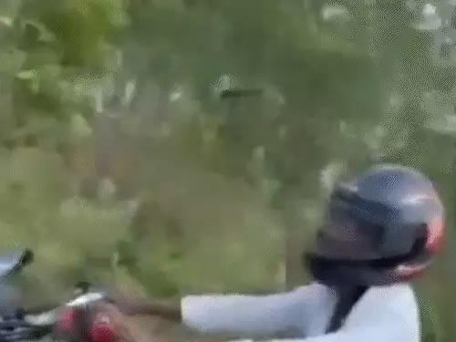 कोरबा: स्कूटी सवार युवती को फ्लाइंग किस देकर बाइक सवार युवक ने की छेड़खानी…युवती ने आरोपी की हरकतों का बनाया वीडियो…वायरल वीडियो के आधार पर आरोपी की हुई पहचान, किया गया गिरफ्तार..