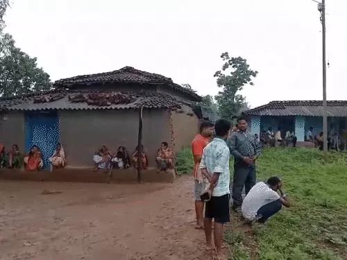 ससुर ने कुल्हाड़ी मारकर बहू की हत्या की और बाड़ी में गाड़ दिया…3 महीने की गर्भवती थी मृतिका…पुलिस ने कब्र खोदकर शव को निकलवाया बाहर..