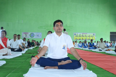 रायपुर : राजस्व मंत्री श्री टंकराम वर्मा के साथ जिलेवासियों ने किया सामुहिक योगाभ्यास